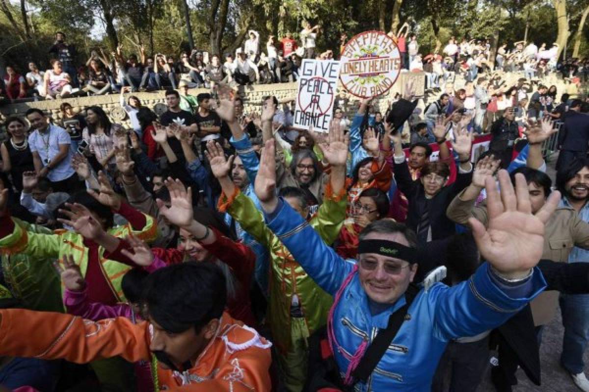 Ciudad de México intenta batir récord mundial de personas disfrazadas de los Beatles  