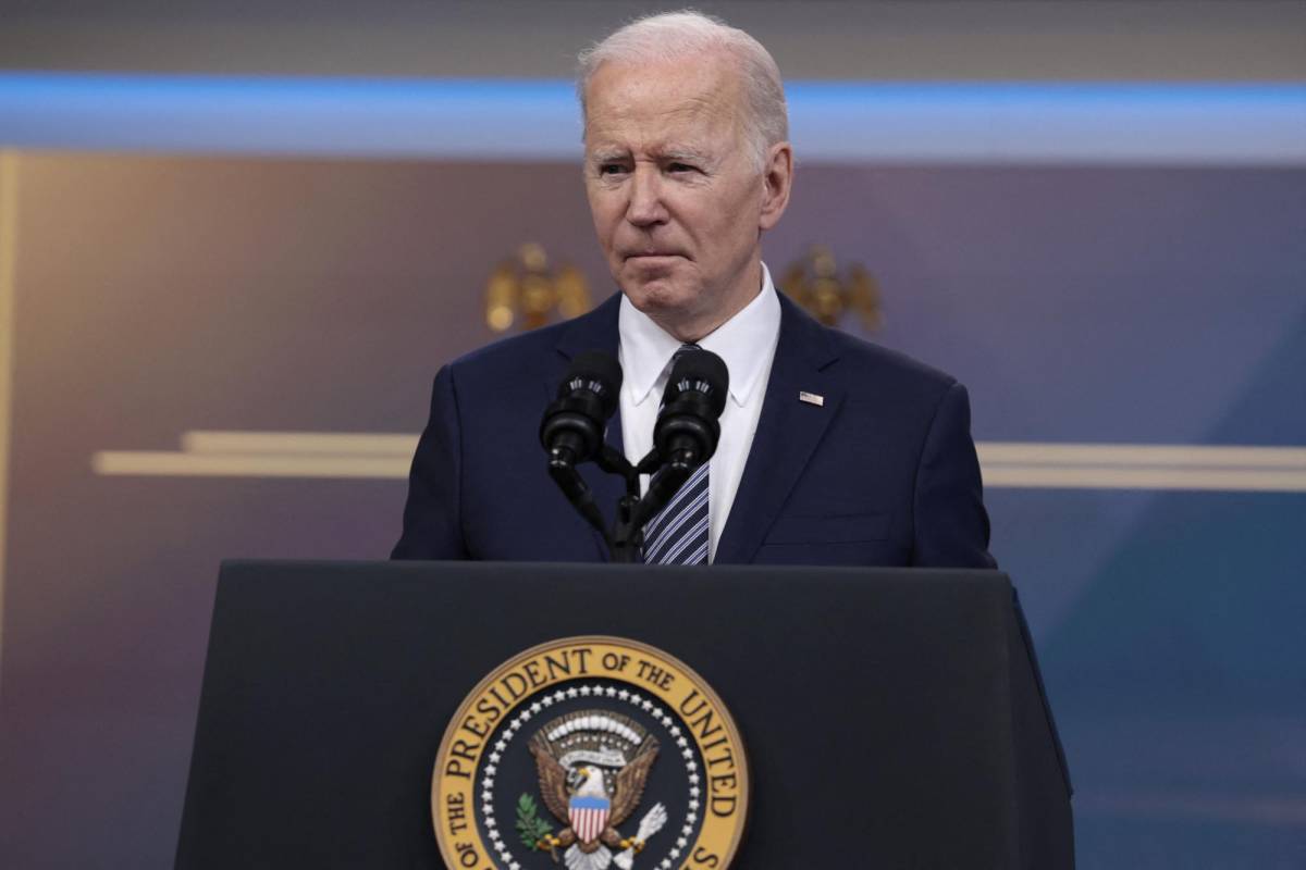 Biden promete a EEUU aliviar el precio de los combustibles