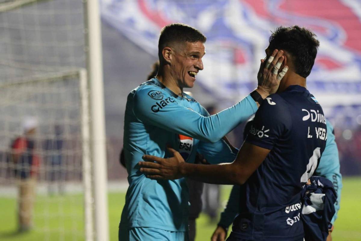 Motagua celebra la obtención de su copa 19 en Liga Nacional: Besos, lágrimas y emoción