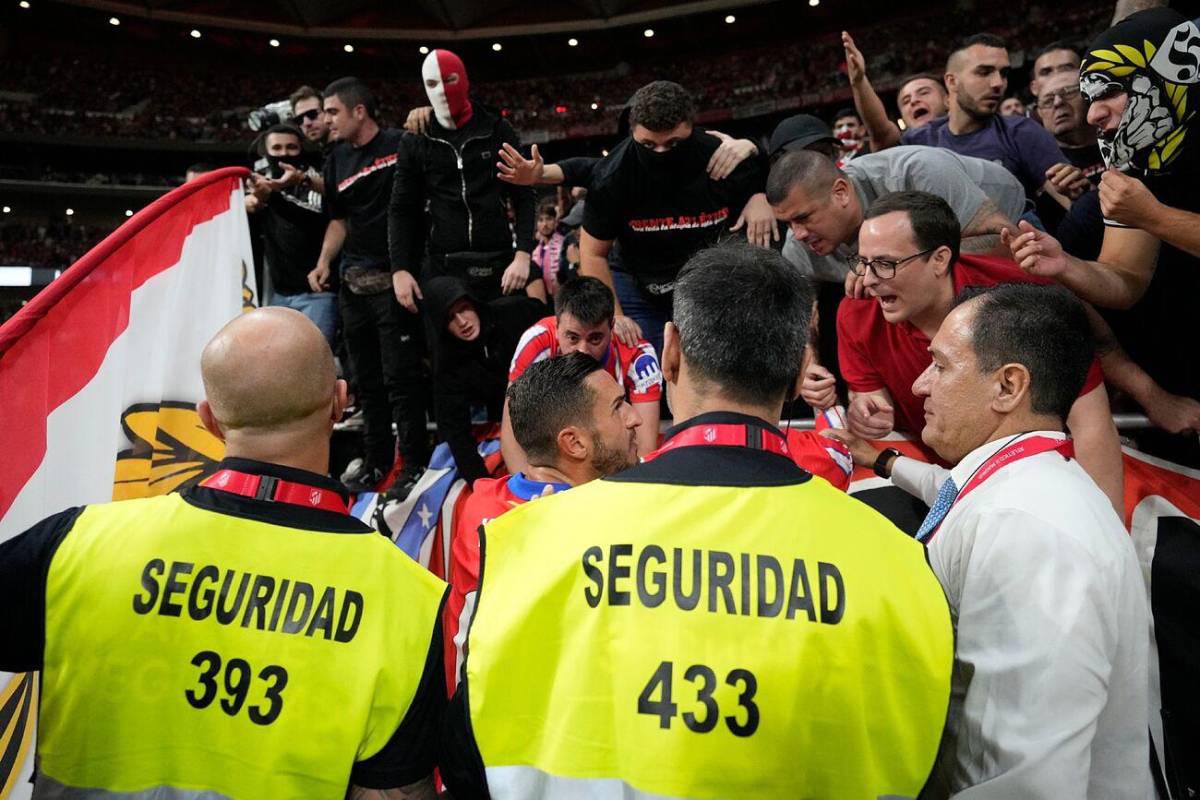 No se vio: objetos lanzados al campo y bronca de Vinicius en el Atlético-Real Madrid