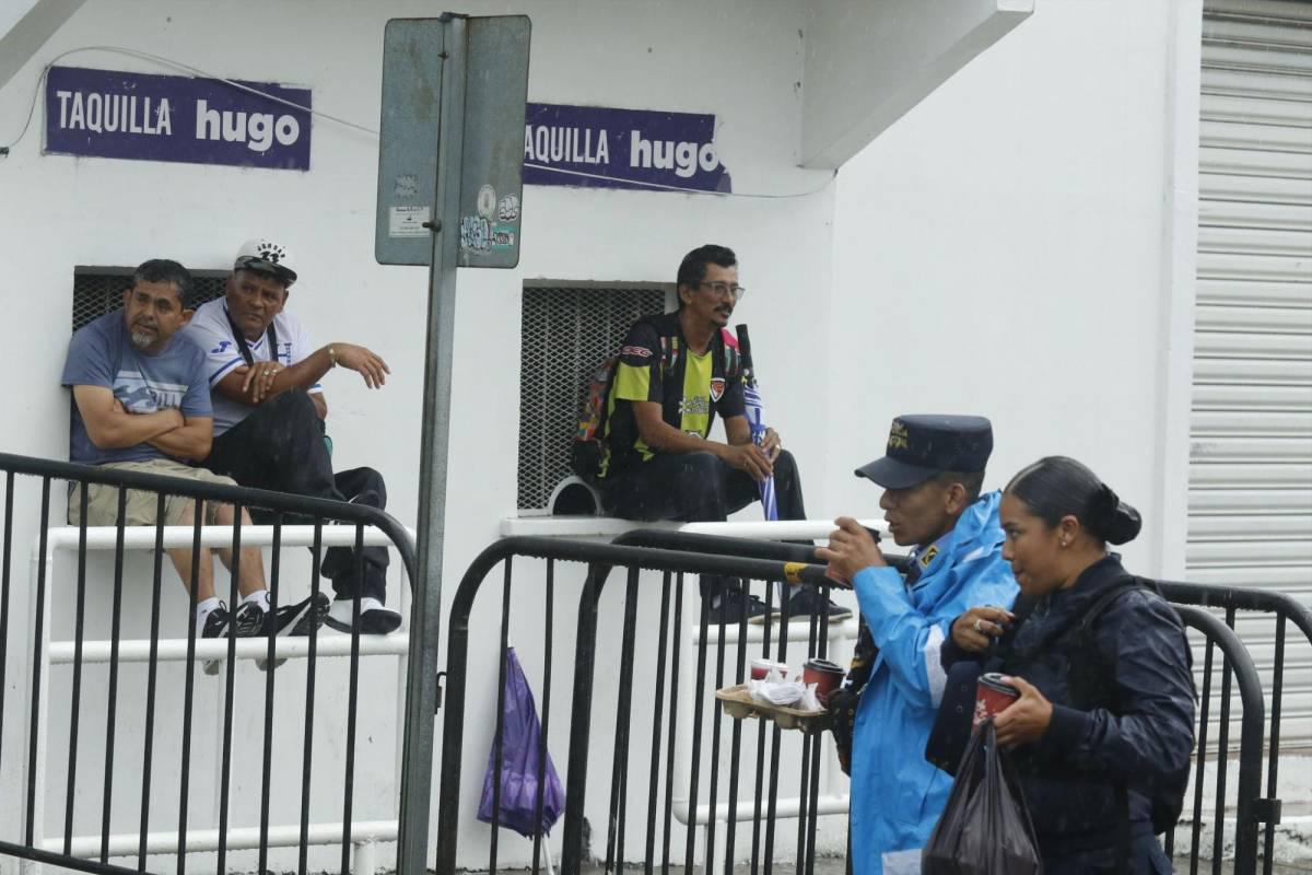 Honduras vs México: Bajo lluvia comienzan a ingresar los aficionados al estadio Morazán