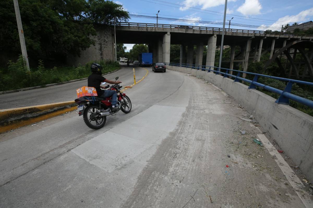 Habilitan paso en rampa de salida de la vía rápida