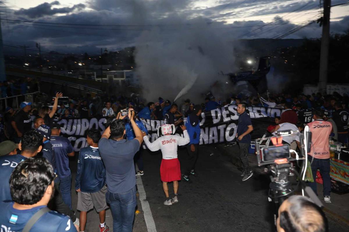 En fotos: Ambientazo de los azules, disturbios y sonrisa de Auzmendi previo al Motagua vs Olimpia