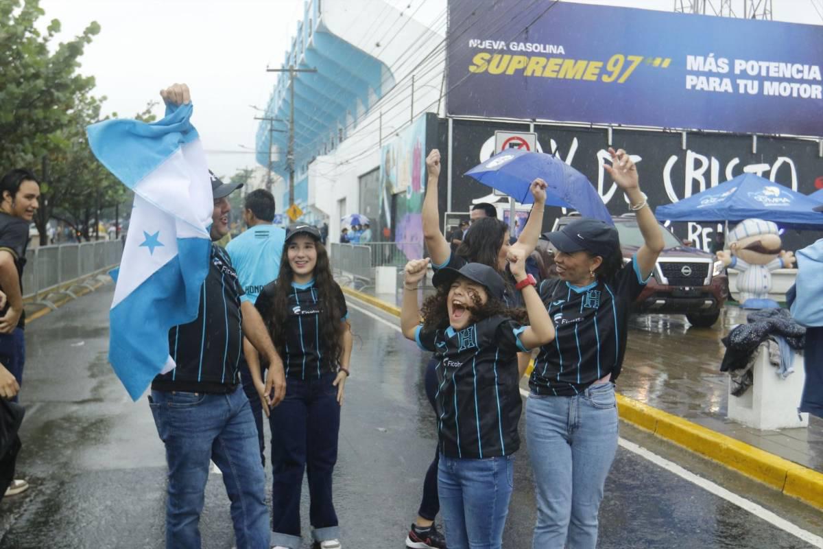 Honduras vs México: Bajo lluvia comienzan a ingresar los aficionados al estadio Morazán