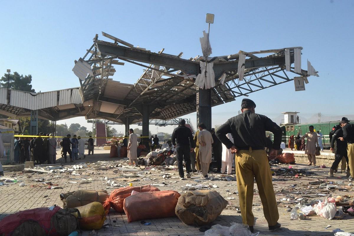 Imágenes que dejó la explosión en estación de trenes de Quetta, Pakistán