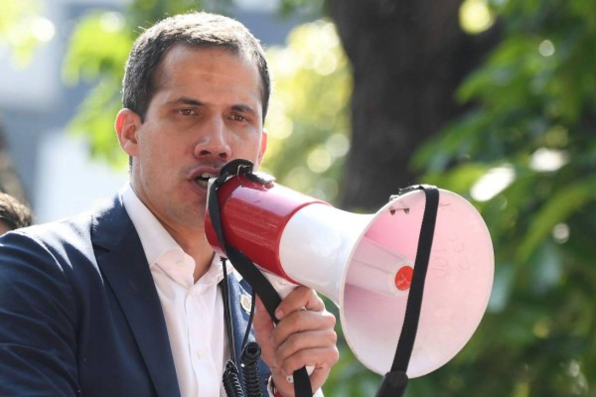 Juan Guaidó llamó a la rebelión militar y civil para sacar a Maduro del poder. (AFP)