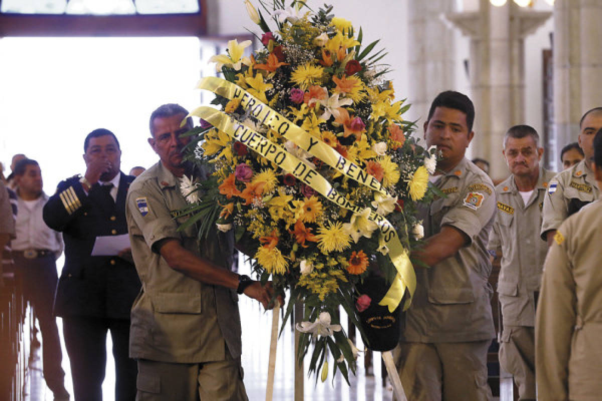 Bomberos renuevan sus fuerzas bajo el manto de Suyapa