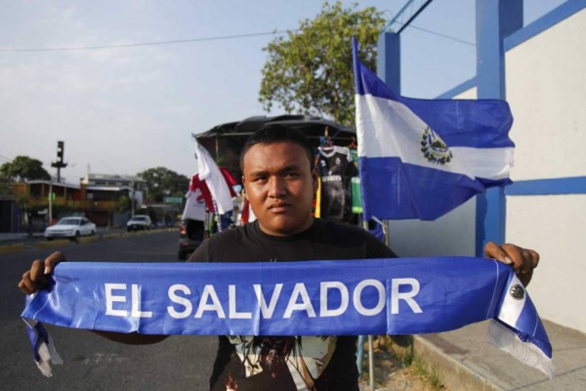 La bandera de Honduras flamea en San Salvador