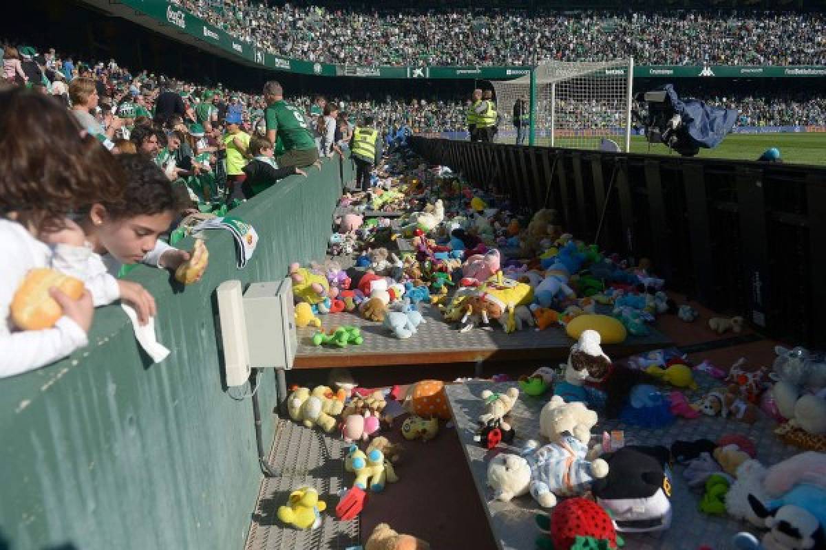 Así lucía esta zona de la pista, cerca de la cancha, en el estadio Benito Villamarín.