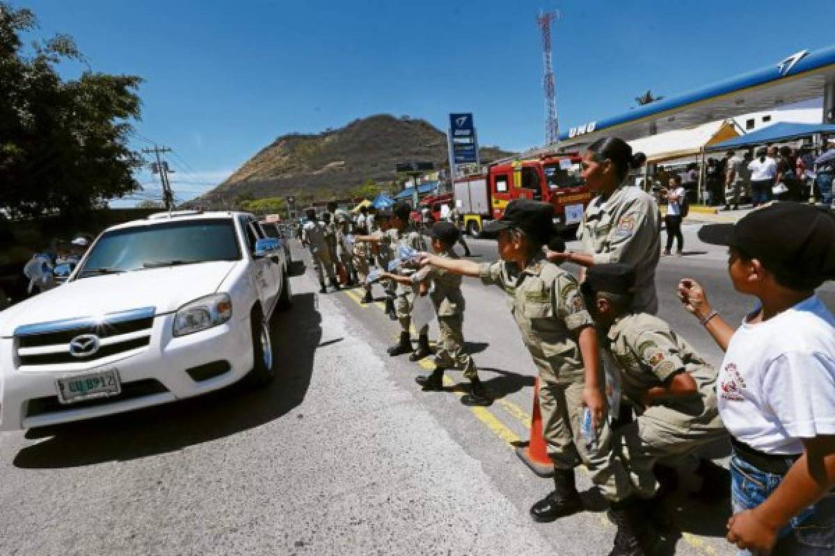 Bomberitos instruyen viajeros