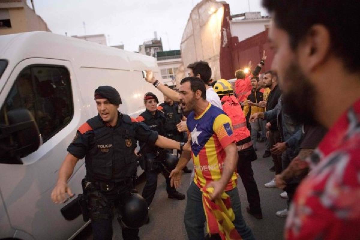 Decenas de miles protestan este martes contra la violencia policial en Barcelona