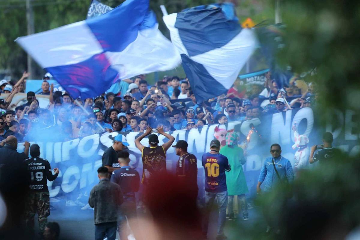 En fotos: Ambientazo de los azules, disturbios y sonrisa de Auzmendi previo al Motagua vs Olimpia