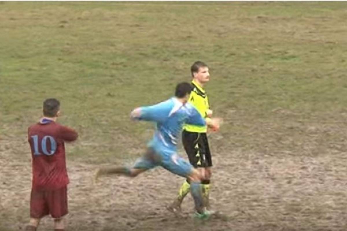 Árbitro se gana los aplausos por no reaccionar tras brutal patada de un jugador