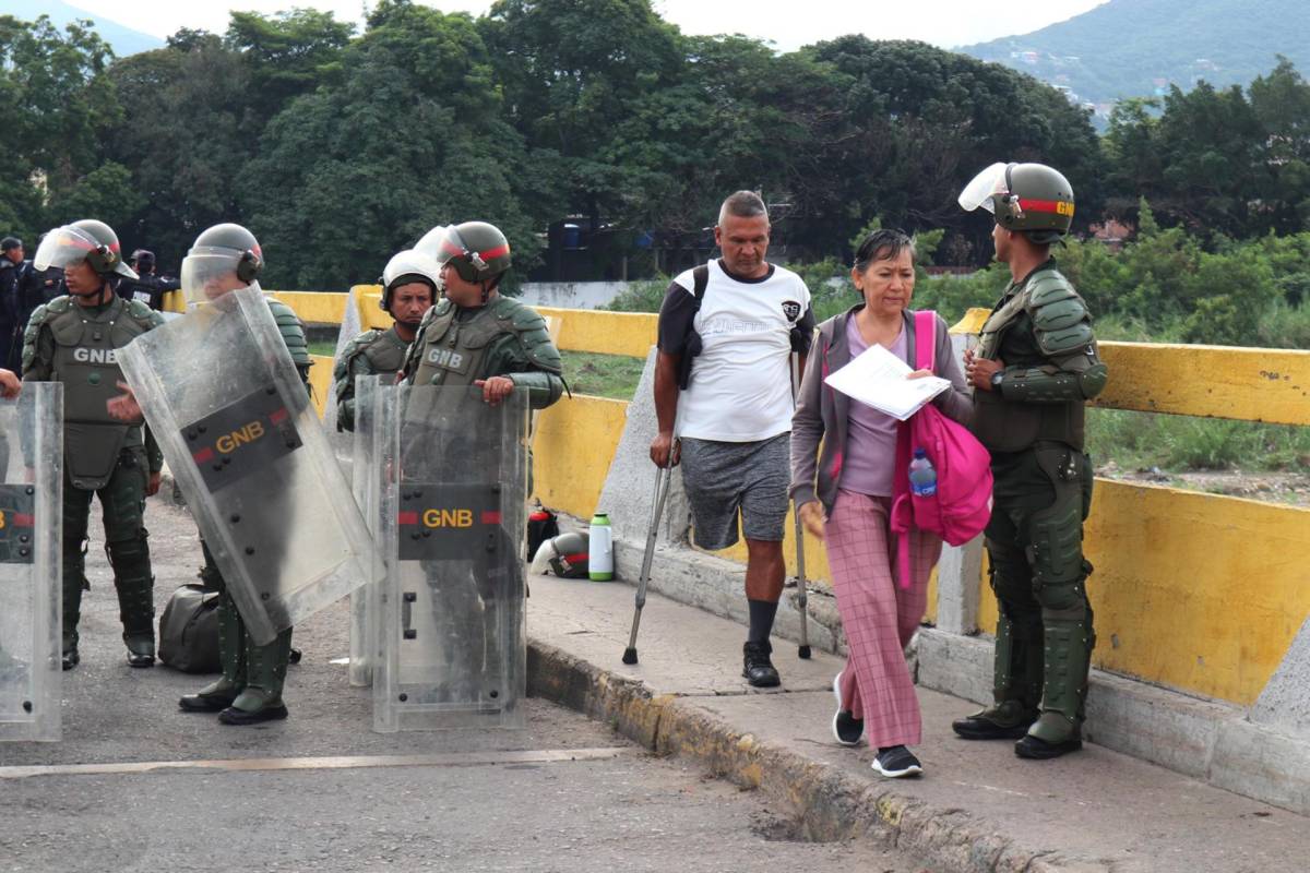 Para evitar ingreso de Edmundo González, Venezuela cierra frontera terrestre y aérea con Colombia