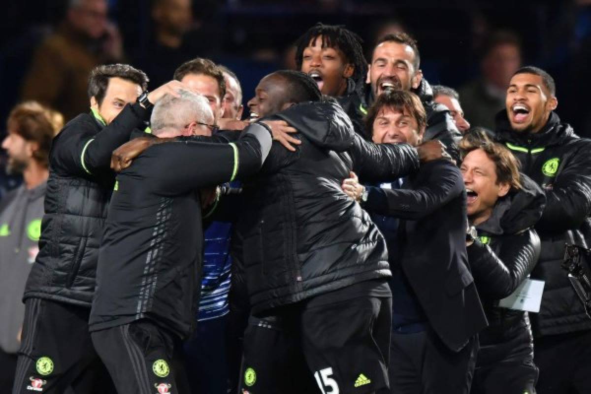 Los jugadores y cuerpo técnico del Chelsea celebraron la nueva obtención de un título (Foto: Agencia AFP)