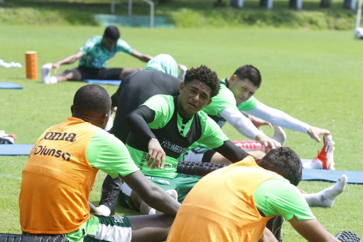 Cristian Sacaza entrenándose con el Marathón, a pesar de no tener actividad futbolística en los próximos días.