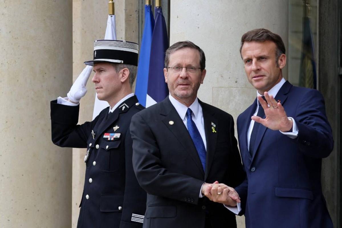 El presidente de Francia, Emmanuel Macron, le da la mano al presidente de Israel, Isaac Herzog, antes de una recepción para jefes de Estado y de gobierno antes de la ceremonia de apertura de los Juegos Olímpicos de París 2024.