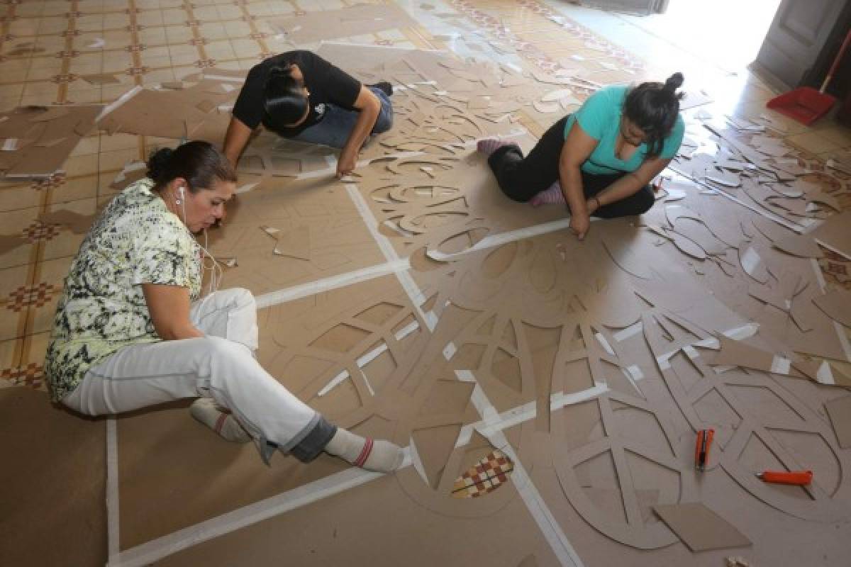 Alfombras y un mural interactivo se preparan para la Semana Santa en la capital de Honduras