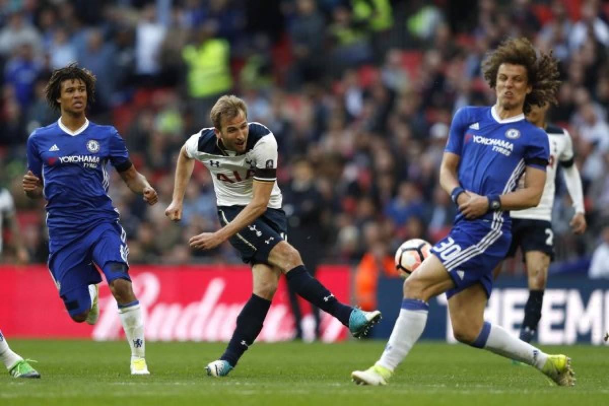 Tottenham Hotspur's English striker Harry Kane (2L) makes an attempt at goal during the FA Cup semi-final football match between Tottenham Hotspur and Chelsea at Wembley stadium in London on April 22, 2017. / AFP PHOTO / Adrian DENNIS / NOT FOR MARKETING OR ADVERTISING USE / RESTRICTED TO EDITORIAL USE