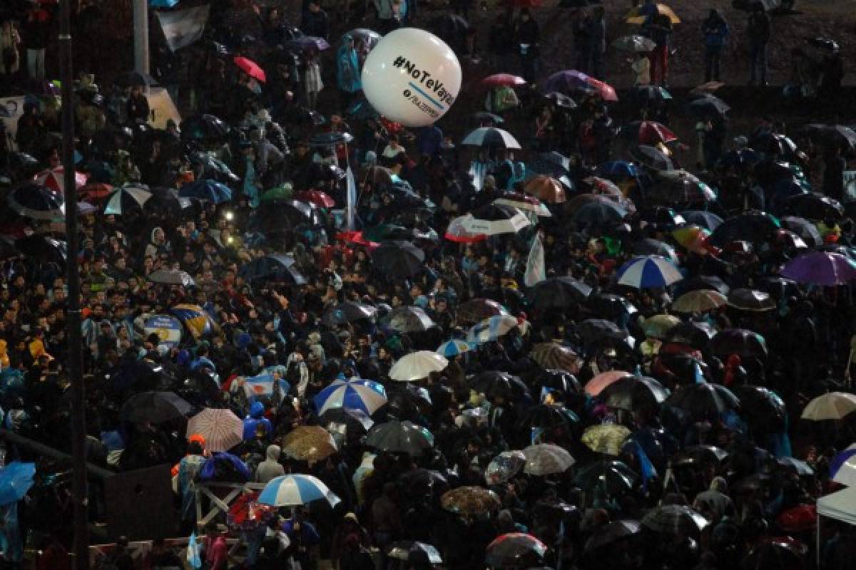 Argentinos ruegan por Messi bajo un diluvio en Obelisco porteño