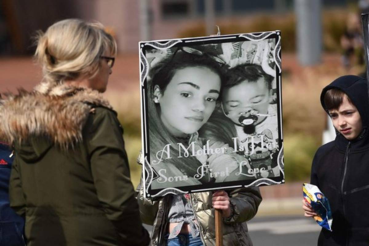 Los homenajes a Alfie Evans abarrotaron el hospital Alder Hey Children's de Liverpool. Foto AFP