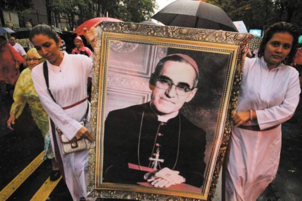 Iglesia salvadoreña envía a Roma pruebas de milagro atribuido a arzobispo Romero