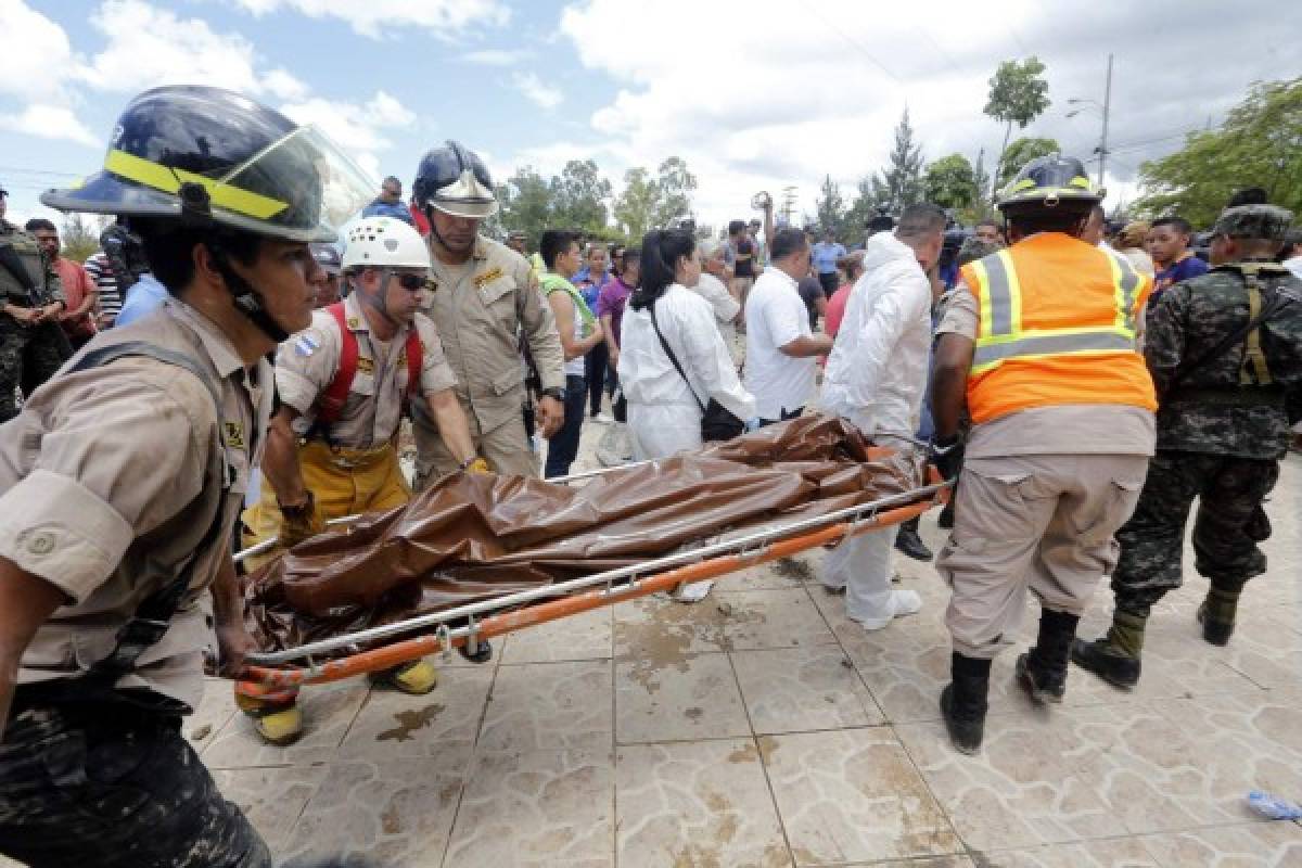 Los restos mortales de Francis Aguilar son llevados por Medicina Forense y los bomberos.