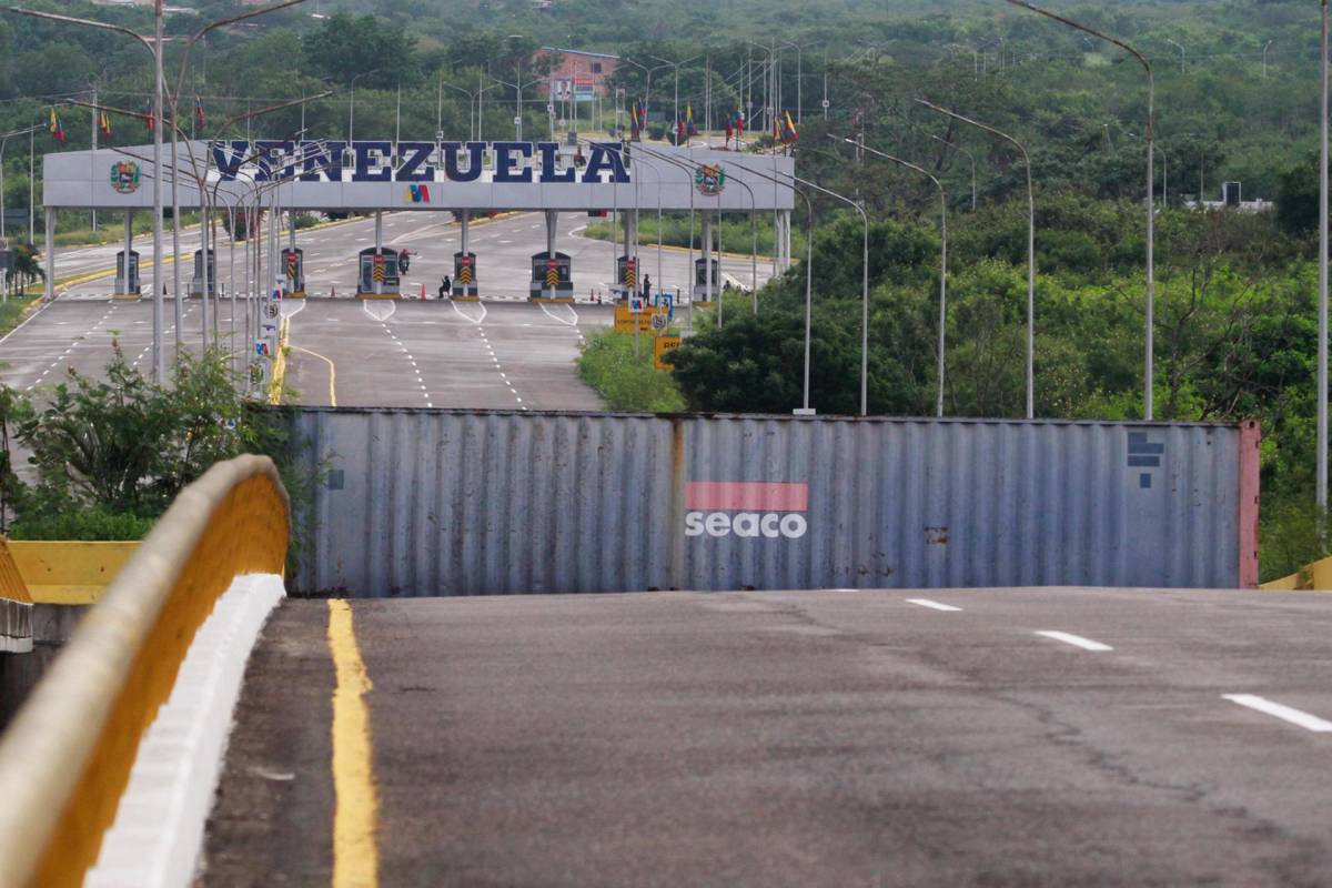 Para evitar ingreso de Edmundo González, Venezuela cierra frontera terrestre y aérea con Colombia