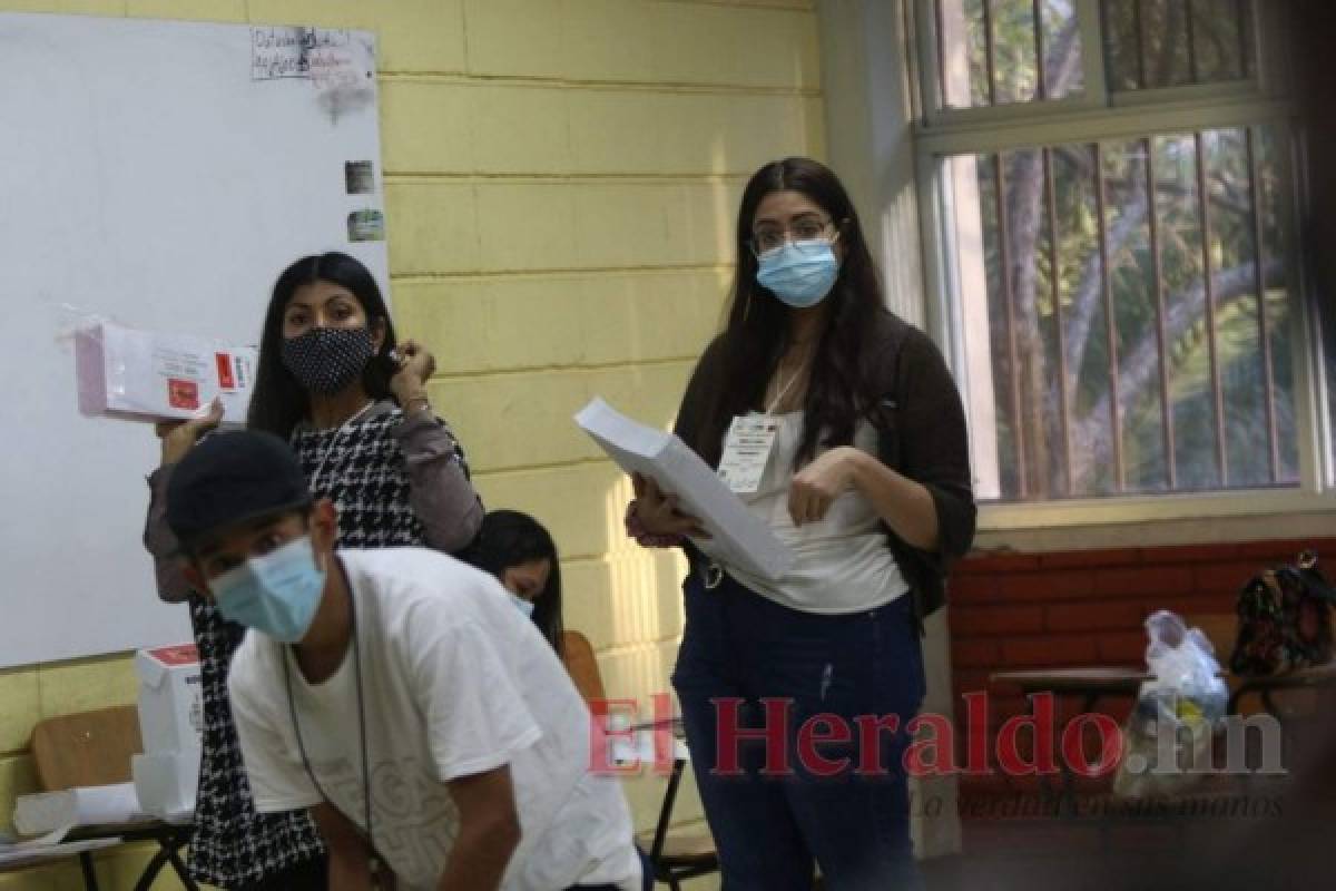 Con mascarillas y medidas de bioseguridad se desarrollan atípicas elecciones primarias (Fotos)