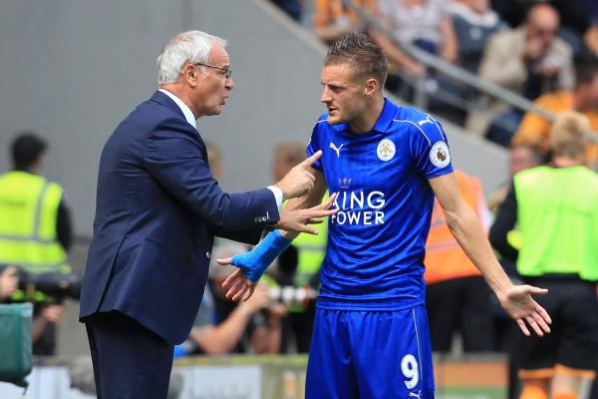 Ranieri mientras el daba indicaciones a Vardy, la estrella del campeón de Inglaterra (Foto: AFP/ Deportes EL HERALDO )