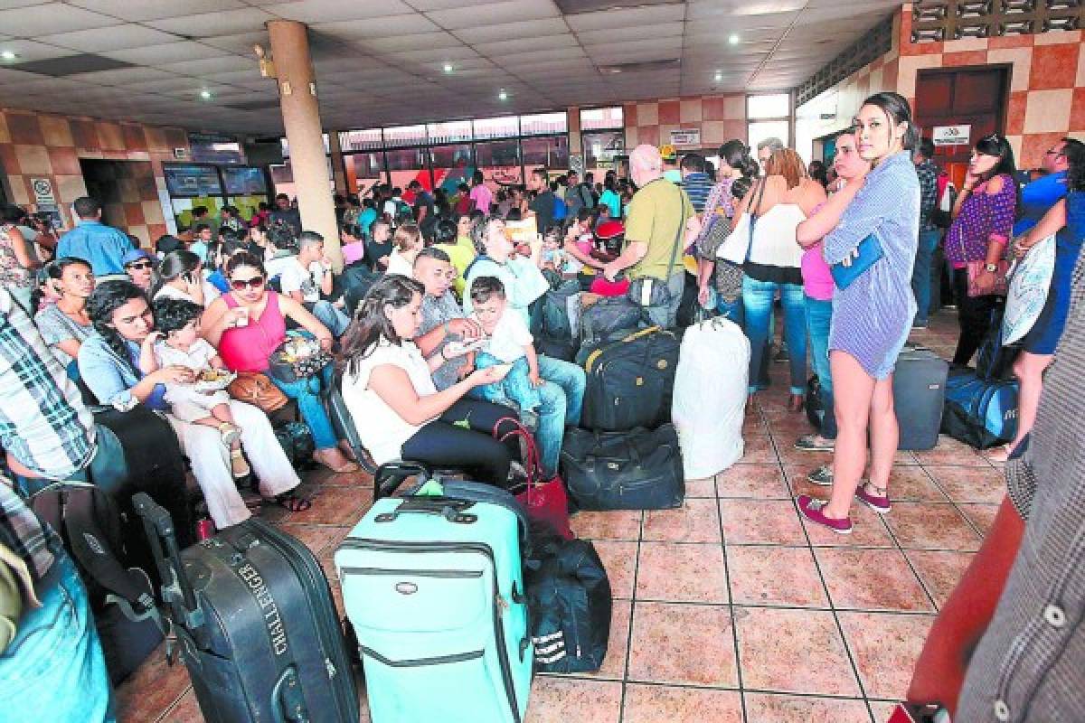 Primeros veraneantes abarrotan terminales de buses y ejes carreteros