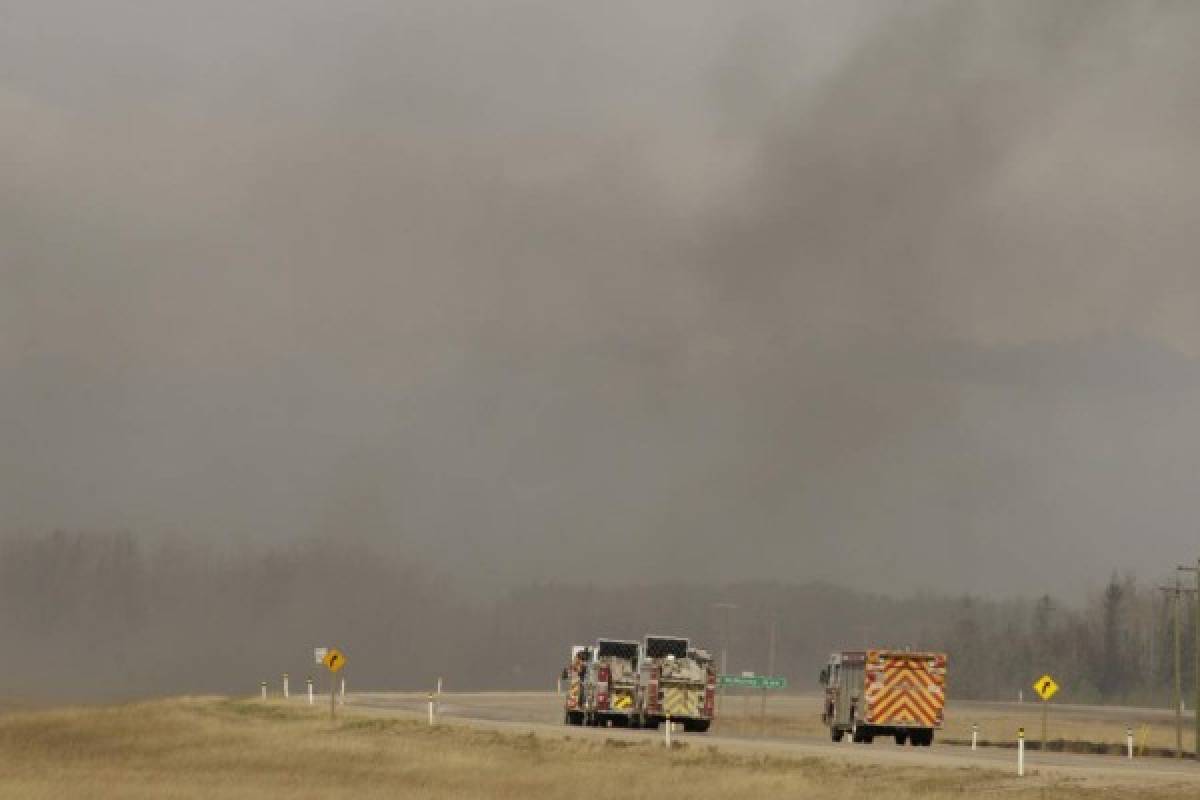 Temperatura y lluvia favorecen combate a incendio en Canadá