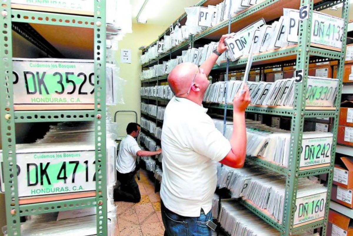 Engorroso proceso de entrega de placas