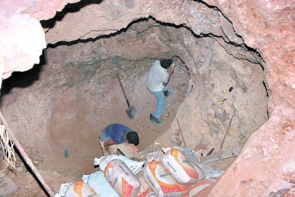 Choluteca: Tres de los 11 mineros soterrados dan señales de vida