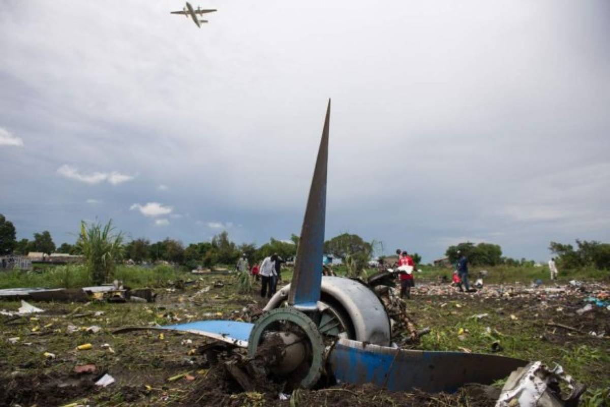 Al menos 36 muertos al estrellarse un avión de carga   