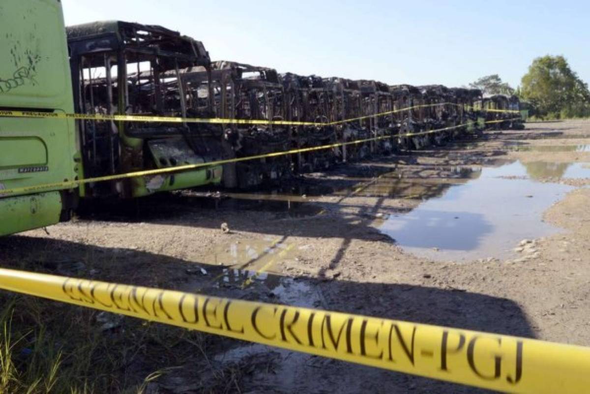 Investigan incendio que destruyó 47 autobuses en México   