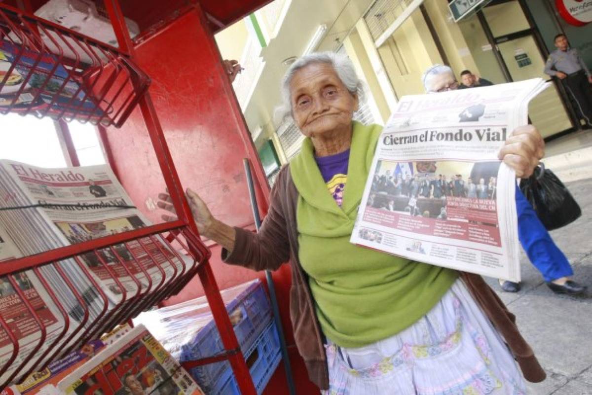 Elsa Marina Álvarez a diario prepara los diferentes periódicos para sus clientes. Foto: Alejandro Amador/EL HERLADO.