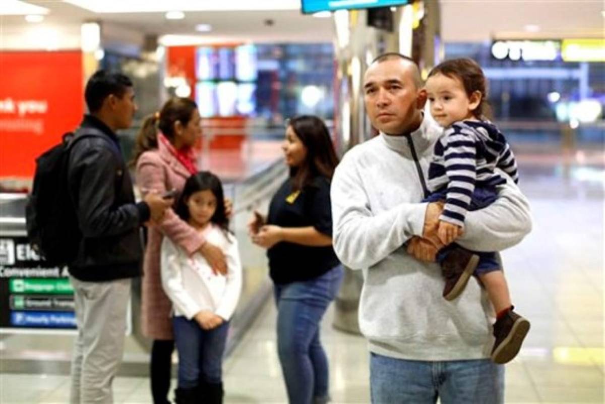 Adolescentes salvadoreños se reúnen con sus padres en EEUU