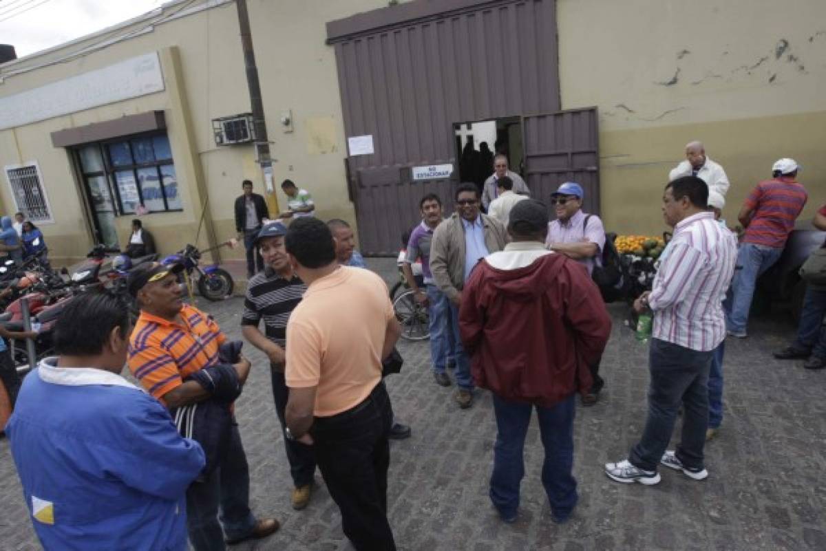 Trabajadores de SANAA protestan por aguinaldos