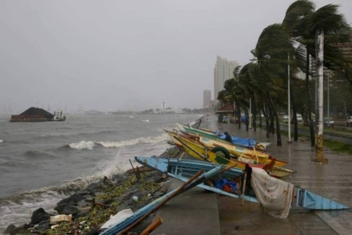 Filipinas: Al menos 16 muertos y miles de desplazados por paso del tifón Koppu