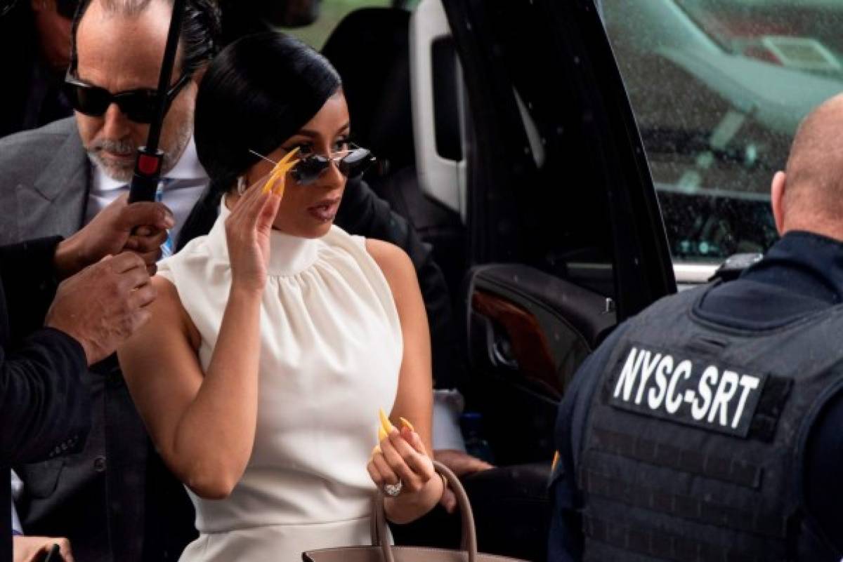 Superestrella del rap Cardi B condenada por pelea en bar de 'strippers'