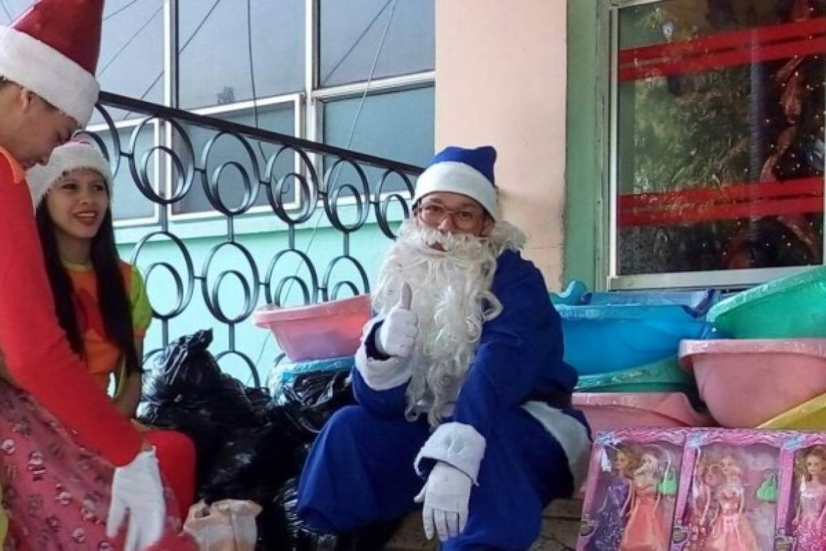 Un Santa 'Azul' regala juguetes en el Materno Infantil de Tegucigalpa