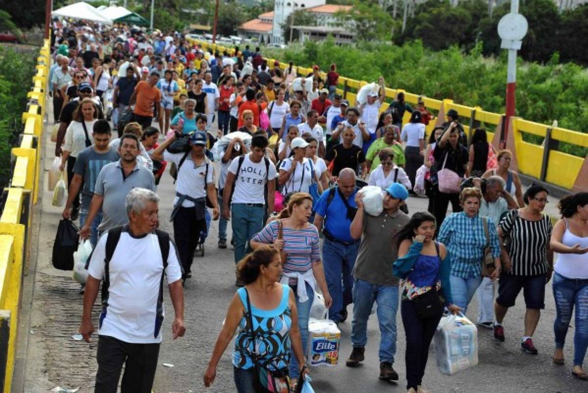 Decenas de miles de venezolanos cruzan a Colombia para abastecerse