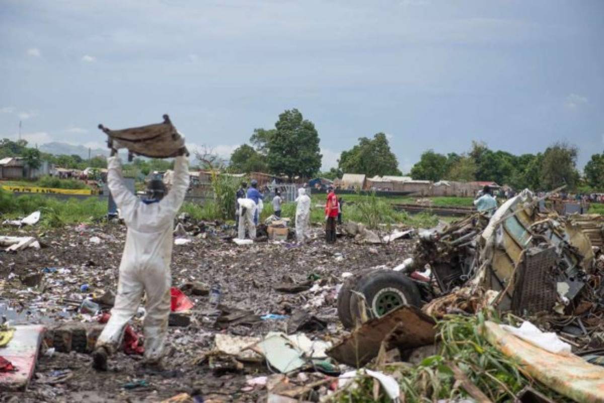 Al menos 36 muertos al estrellarse un avión de carga   