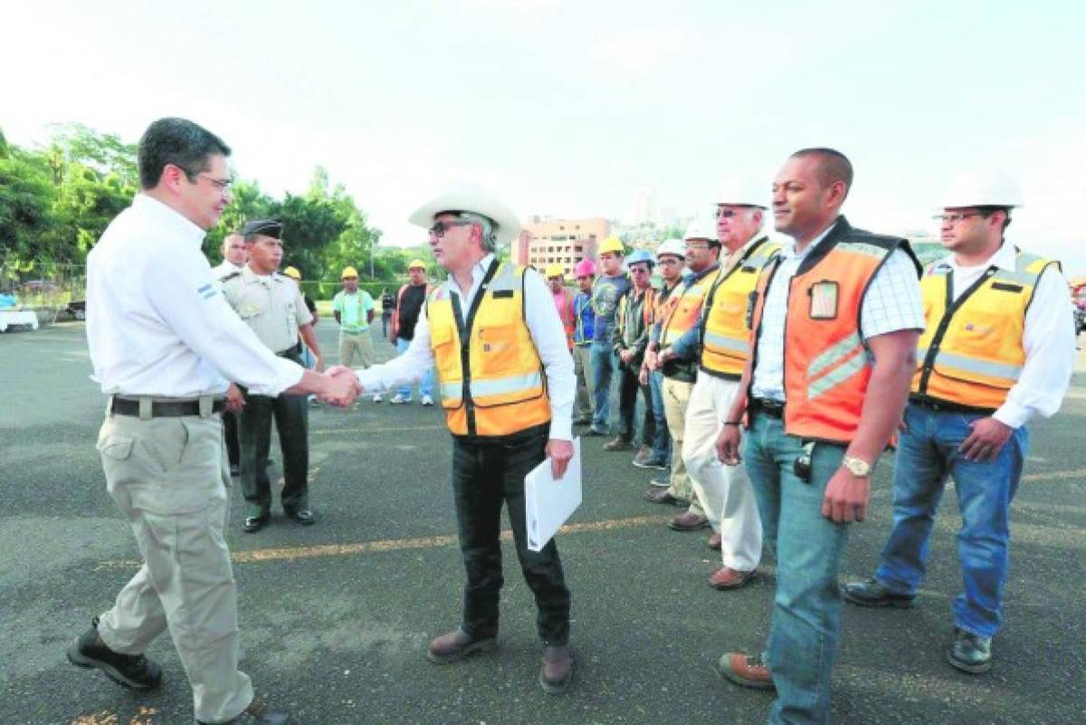 El mandatario supervisó los primeros trabajos de los ingenieros en la zona.