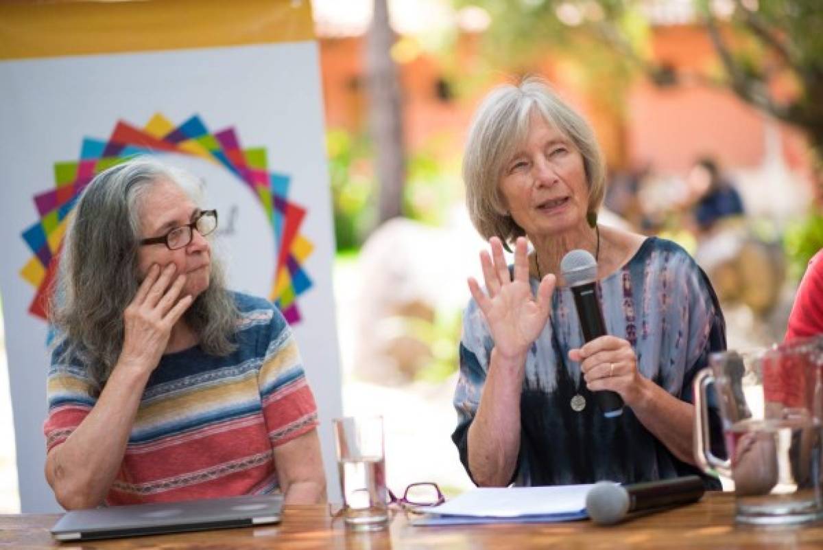 Helen Umaña y Janet Gold hablando sobre poesía hondureña.