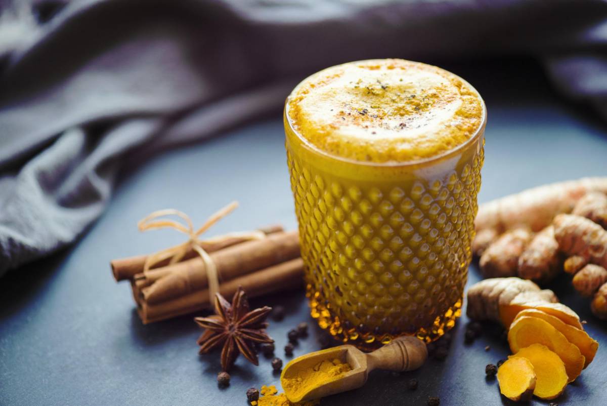 Ve a la raíz: beneficios de la “golden milk” y cómo prepararla en casa