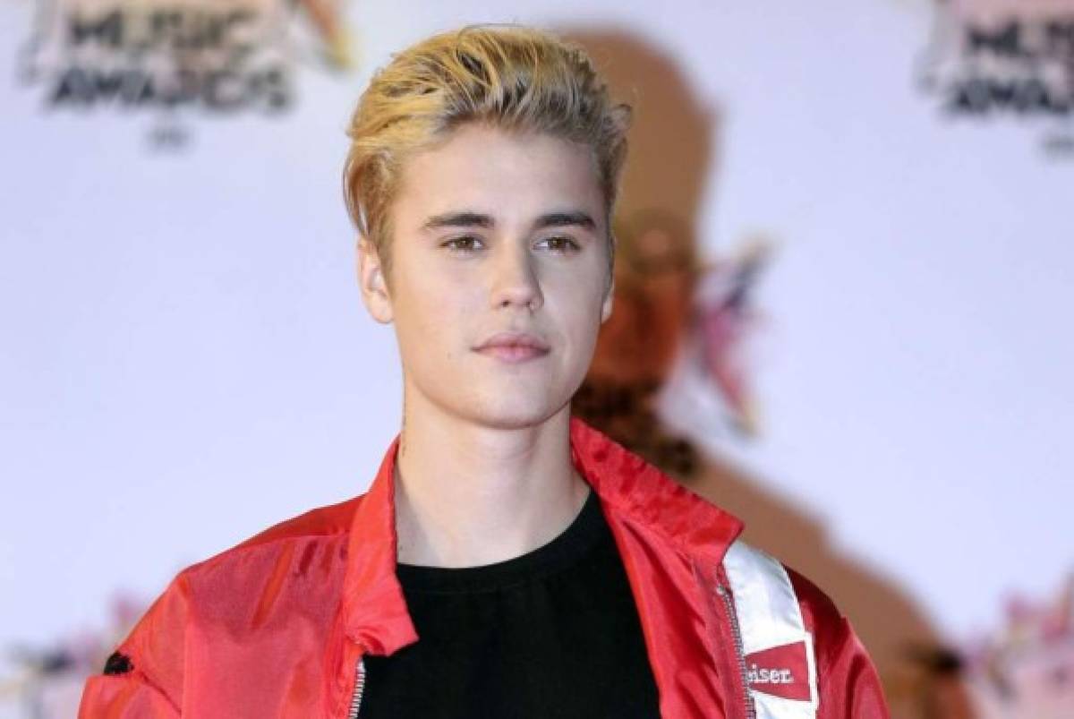 Justin Bieber se refugia en la biblia para huir de los demonios