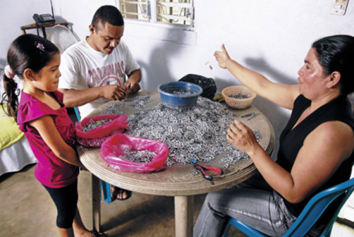 Con chapas de aluminio alimentan su esperanza