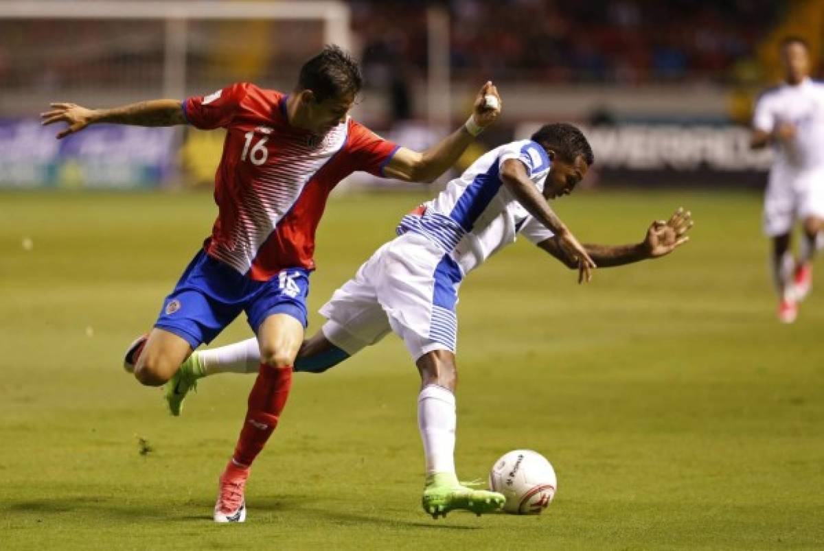 Cristian Gamboa ante Alberto Quintero en el estadio de San José Costa Rica. (Foto: Agencias/AP)